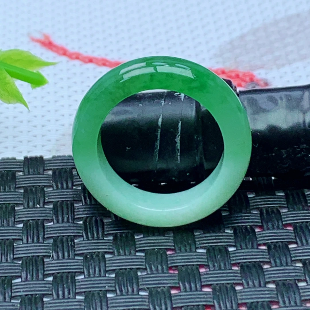 缅甸天然A货翡翠  飘辣绿素面玉戒圈戒指 内径 17mm 编号1538