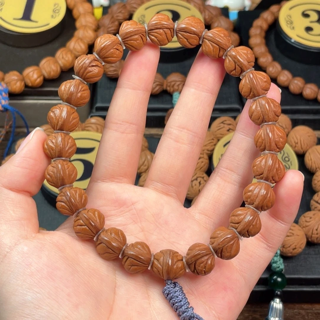 吊坠桃核玉龙脊13手持