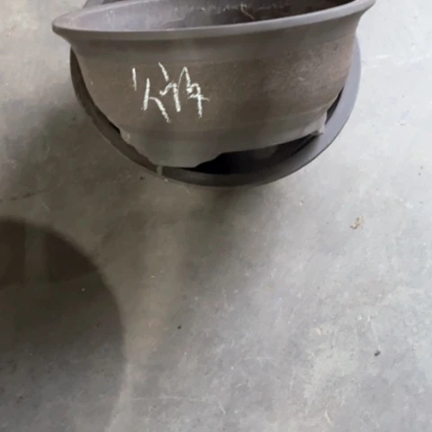 紫砂花盆50/2。     微瑕。