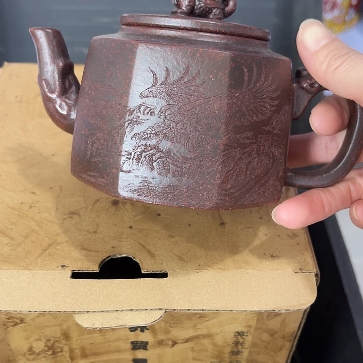 茶壶段泥原矿泥料手工制作的一把紫砂壶。