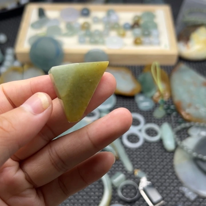 翡翠未镶嵌颈饰毛料