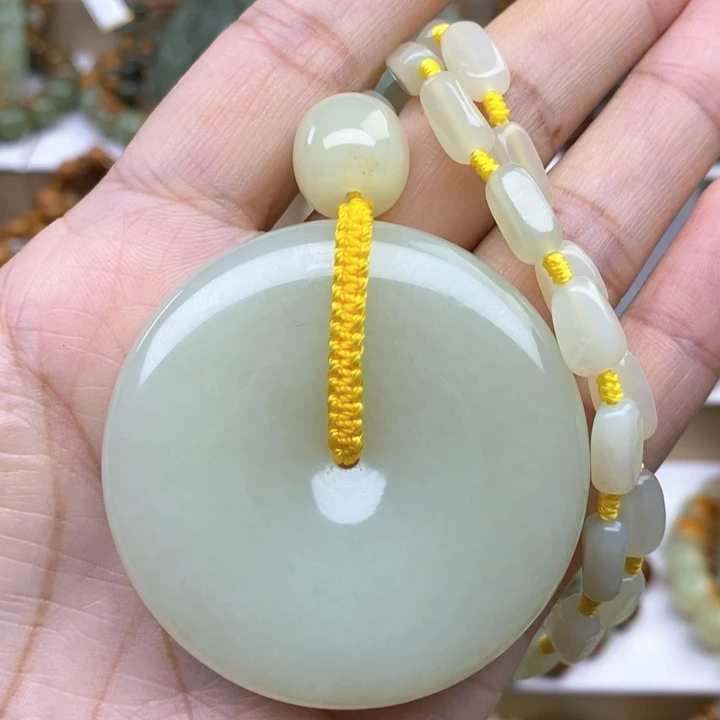 透闪石质玉未镶嵌颈饰枫****山