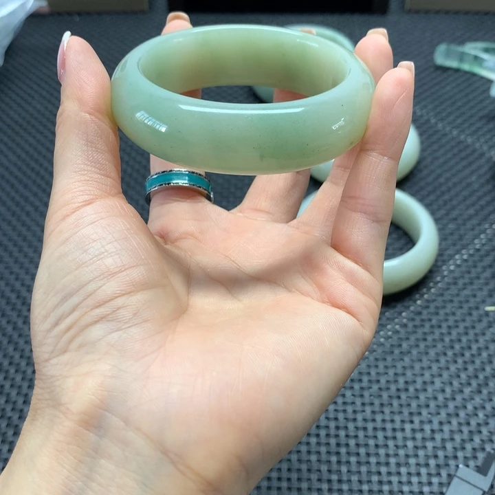 坦***对石英质玉手镯未镶嵌