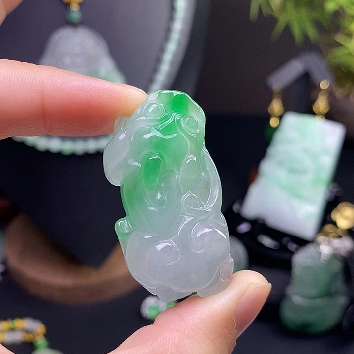翡翠未镶嵌吊坠(赠链)