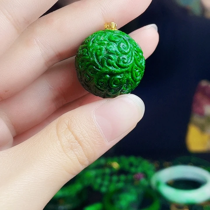 翡翠18K金镶嵌颈饰多样性