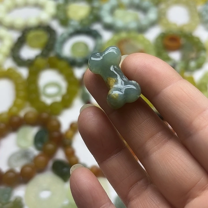 蛇纹石玉吊坠未镶嵌