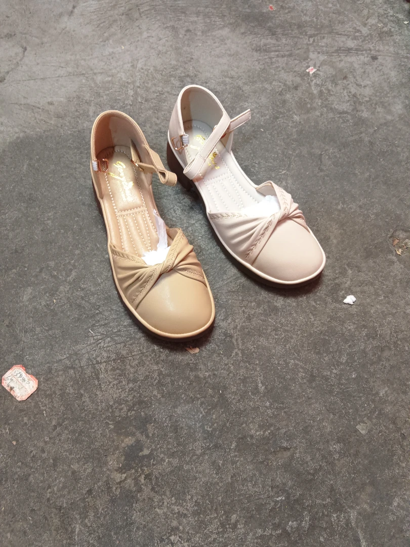 830时尚百搭软底软面中空鞋