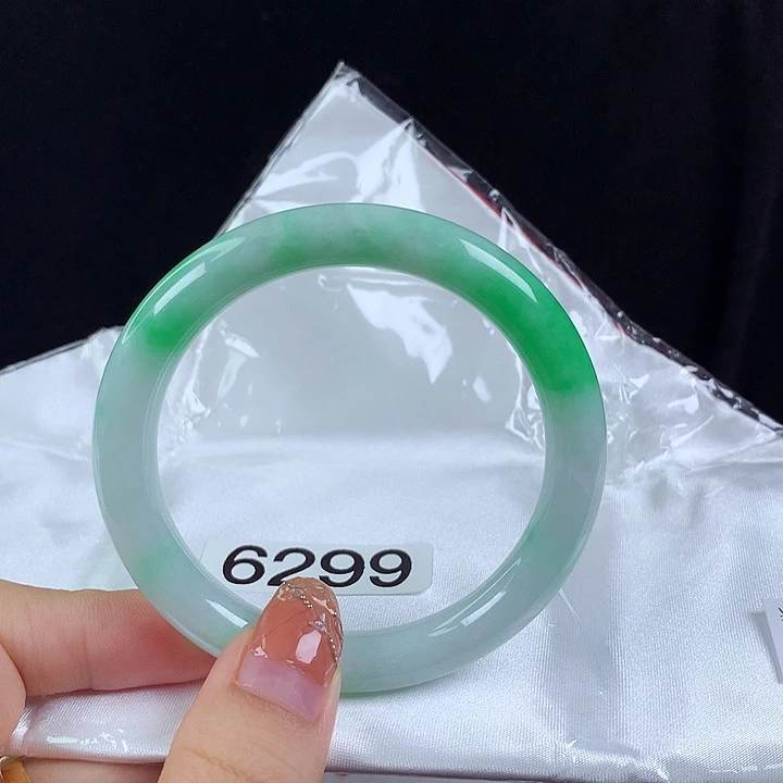 翡翠手镯未镶嵌54圈