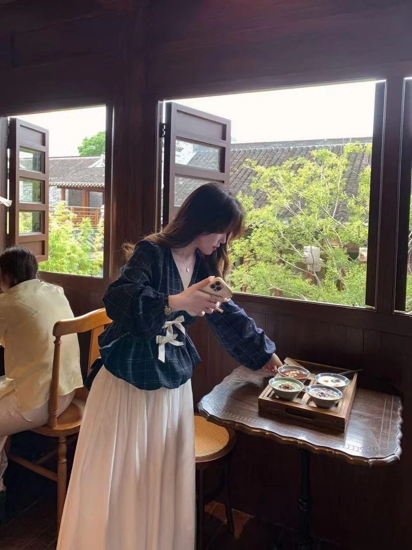 2025秋季法式甜美减龄收腰v领蝴蝶结格纹衬衫上衣花苞半身裙套装