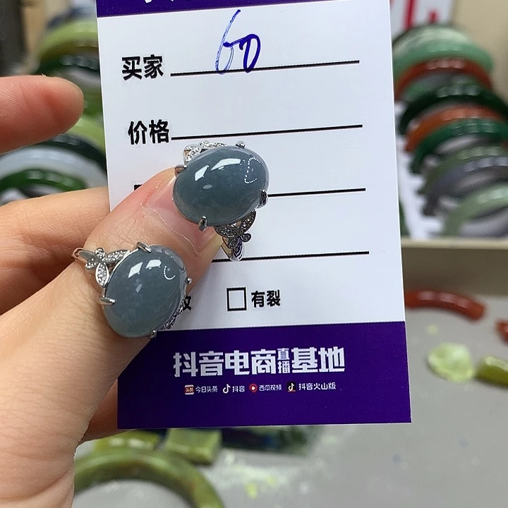 蛇纹石玉未镶嵌手镯多样性随机发其中之一
