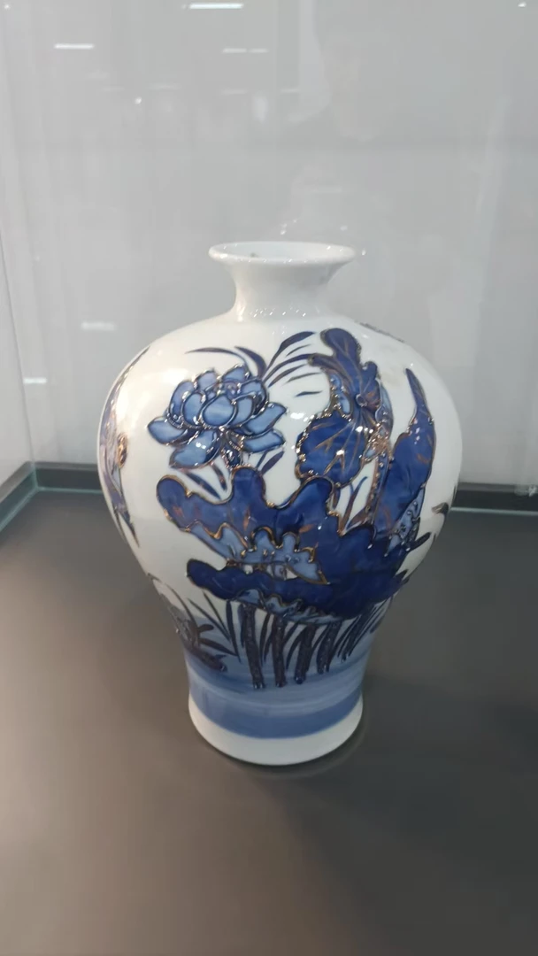 景德镇陶瓷青花荷花梅瓶