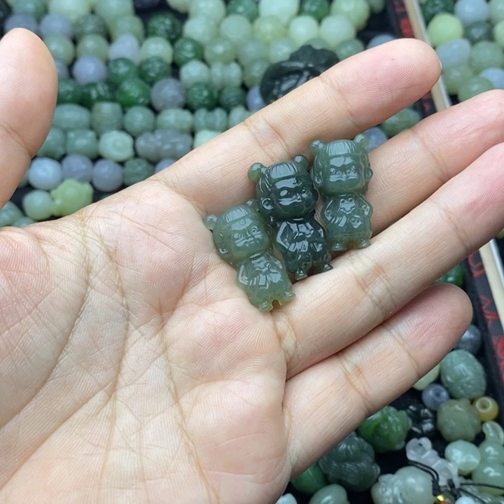 雄***泰和田玉未镶嵌颈饰