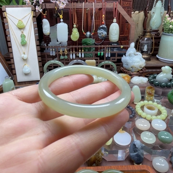 和田玉未镶嵌手镯