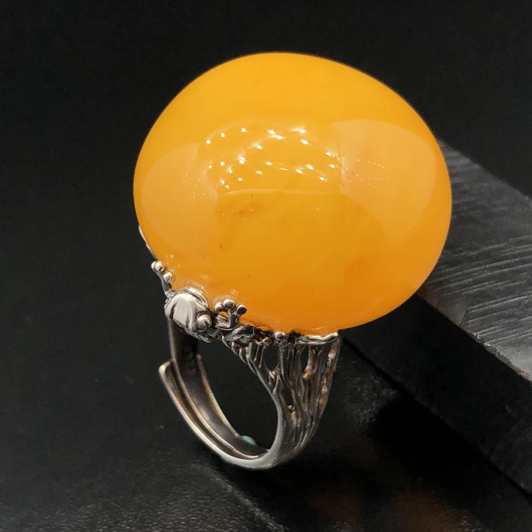 金碧辉煌 时尚夸张元素 原生态蜜蜡戒指 呱呱来财。