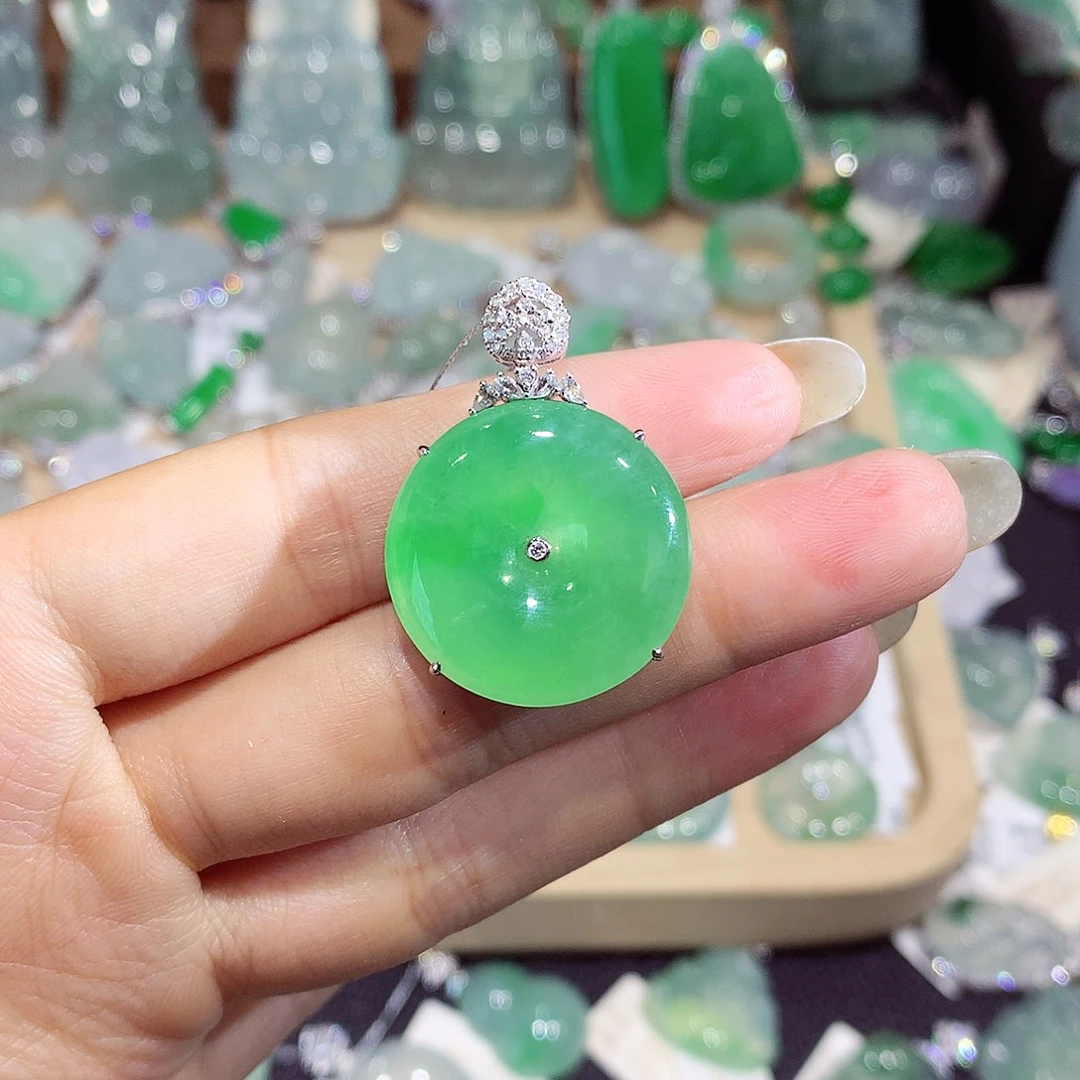 翡翠18K金镶嵌颈饰扣子