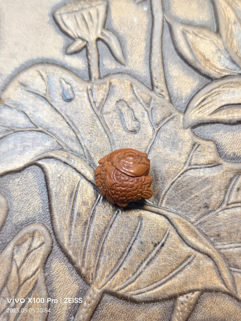 龙纹桃核雕刻小胖鲤鱼