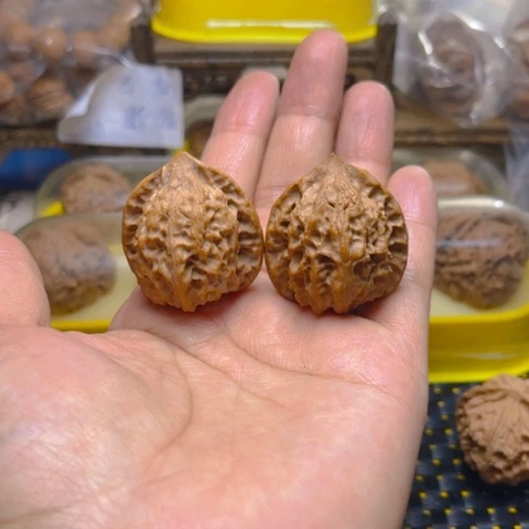 文玩核桃吊坠玲珑