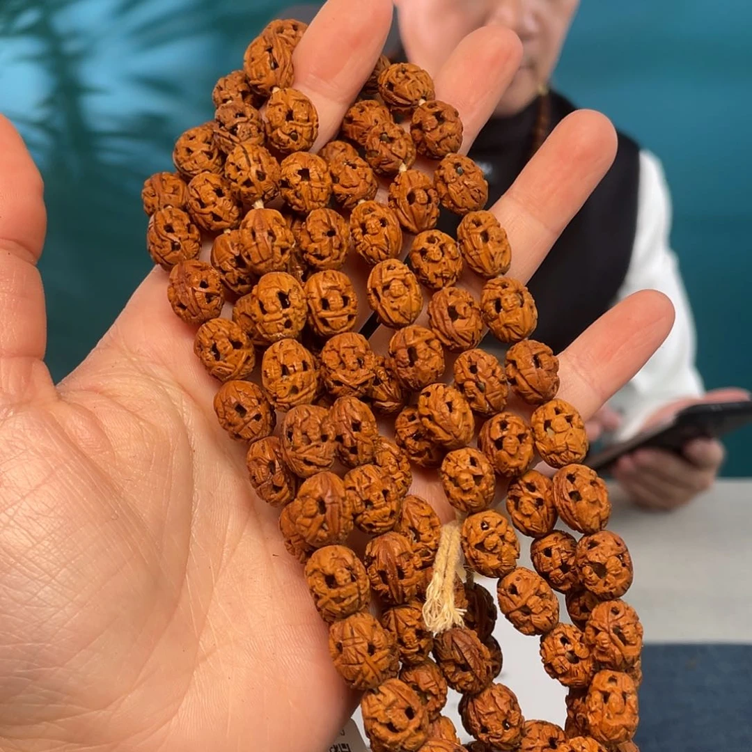 桃核小子细密长串核雕作品