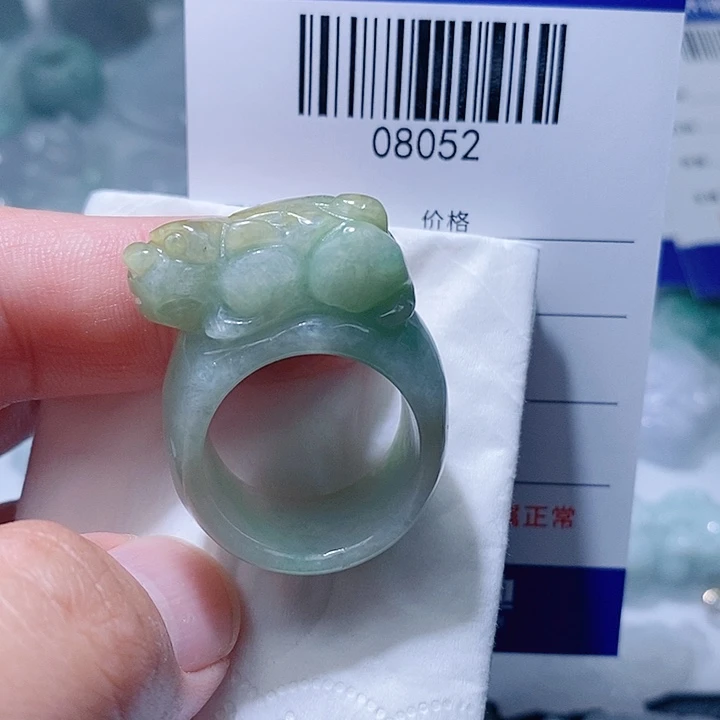 翡翠未镶嵌颈饰上
