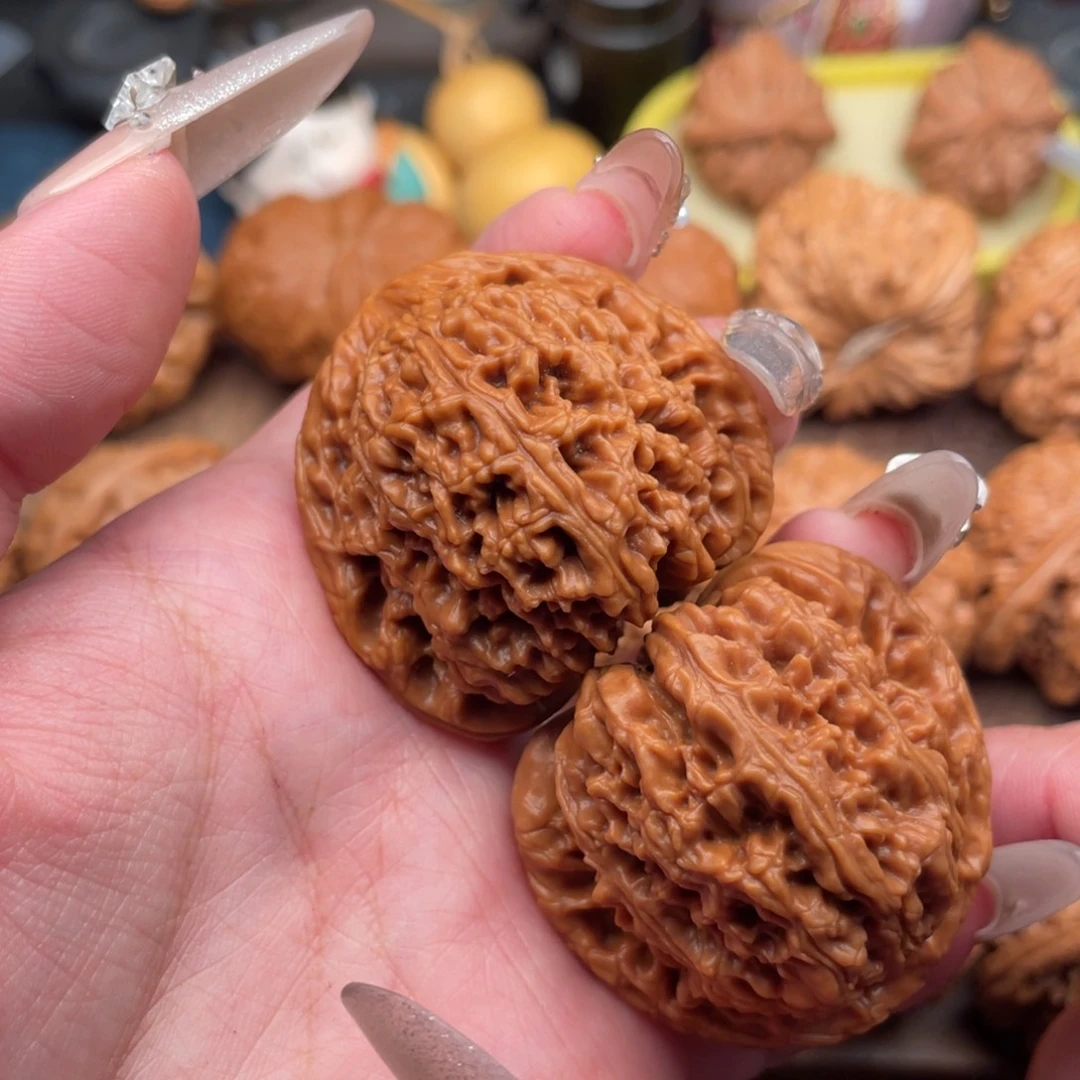 文玩核桃吊坠全品，红皮三角南疆42