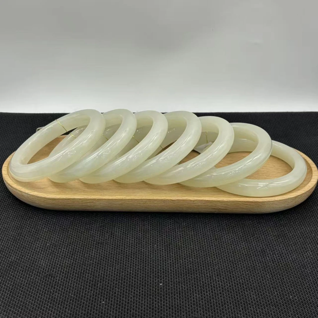 老卢和田玉手镯精美时尚气质款多样性发货其一 A2