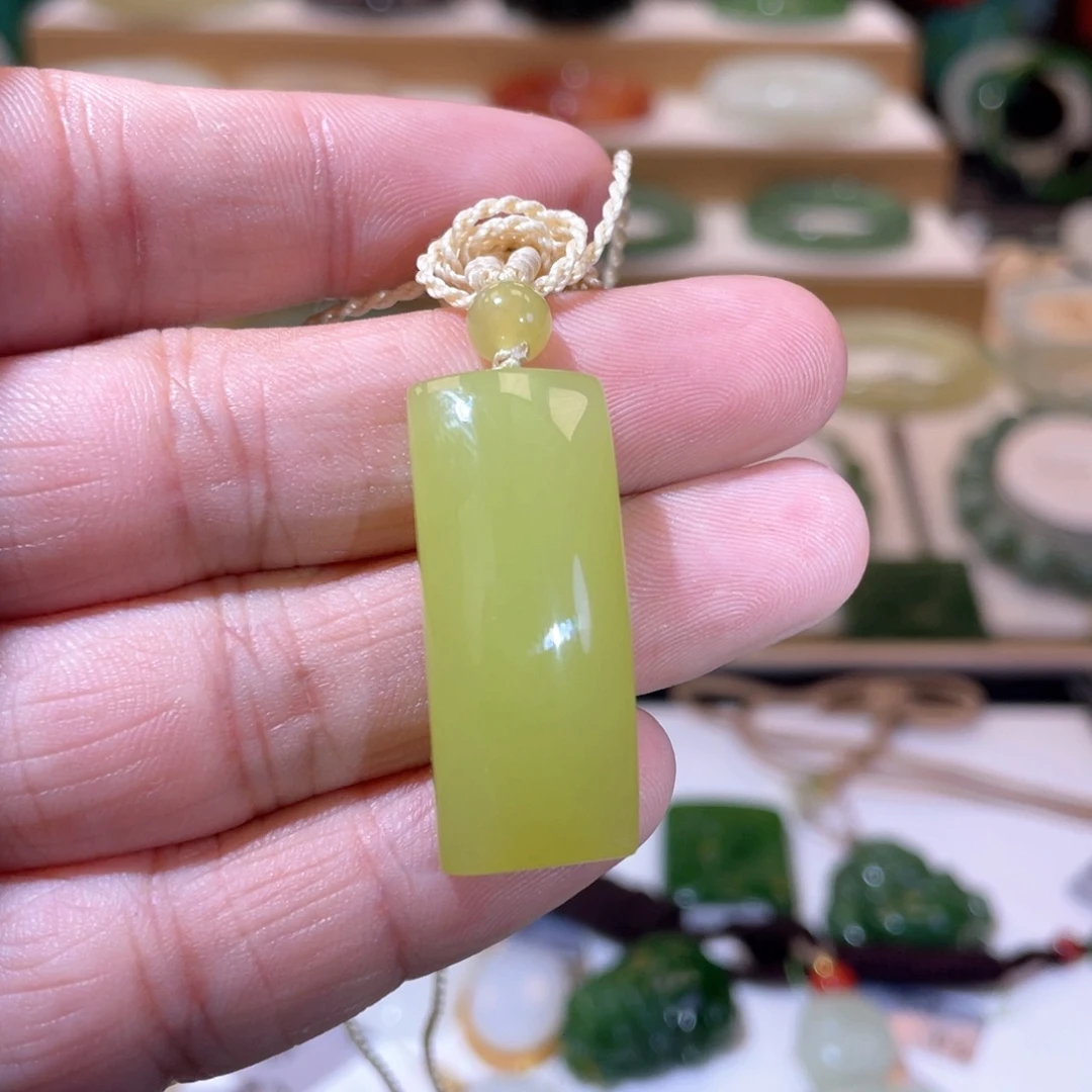 颈饰未镶嵌和田玉收藏级黄口鸡油黄吊坠