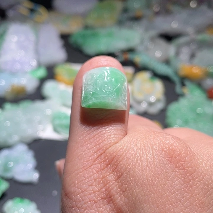 颈饰未镶嵌翡翠天