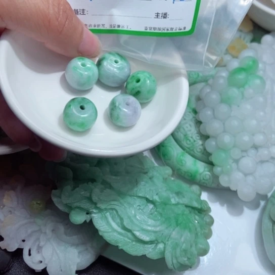 翡翠未镶嵌颈饰泡*