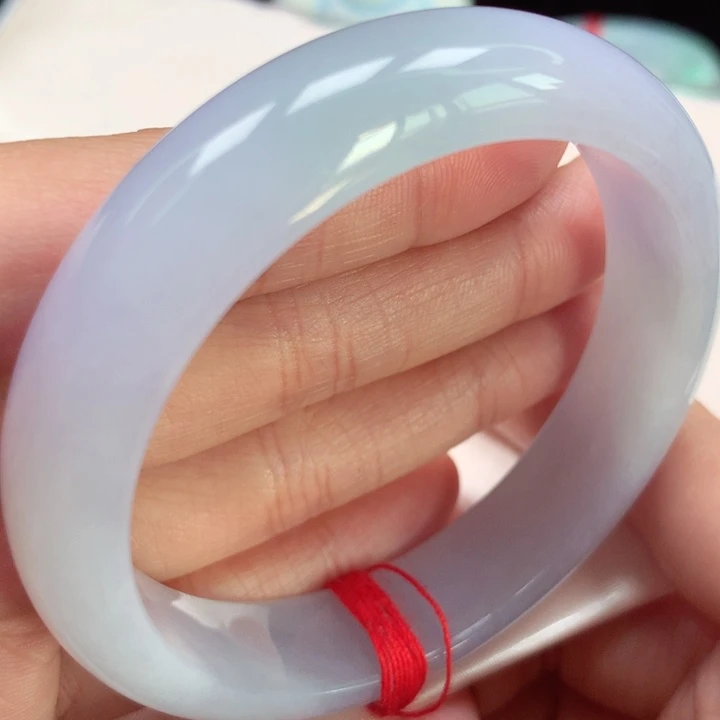 翡翠手镯未镶嵌淡春彩