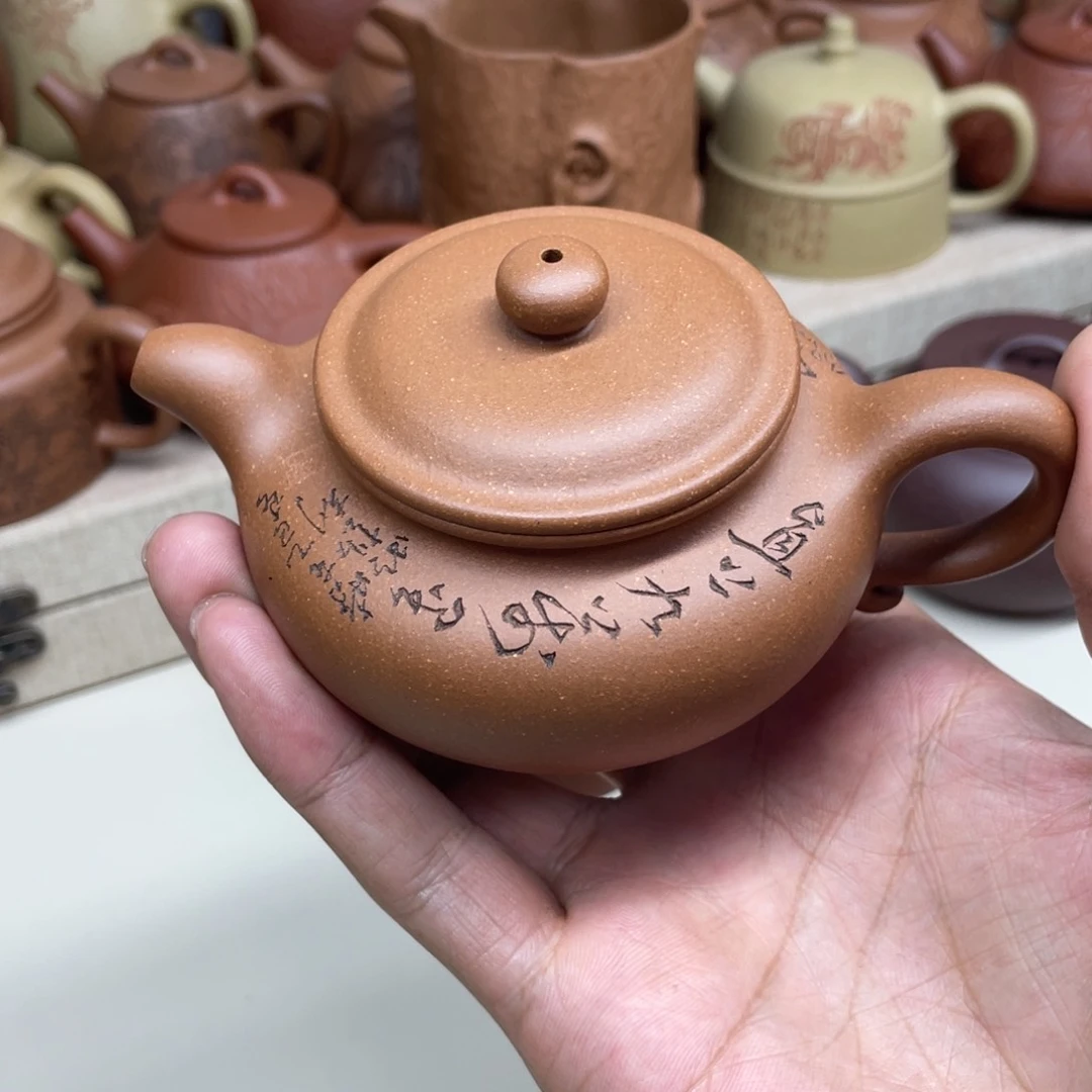 茶壶段泥和*头仿古壶，170毫升，精工刻绘，微微瑕