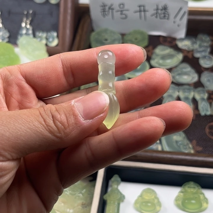 蛇纹石玉颈饰未镶嵌