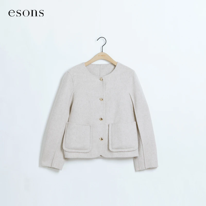esons/爱城市【商场同款】法式高级感圆领金属扣短款外套35863530