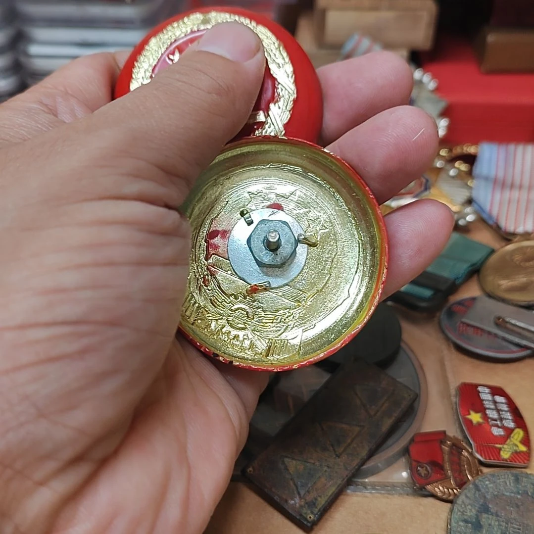 中国现代的纪念章二个