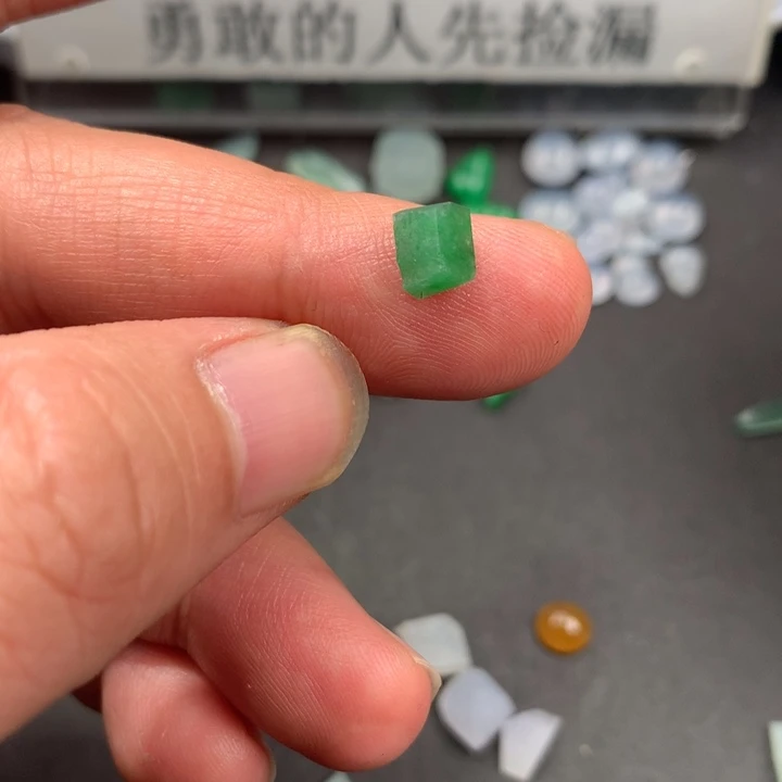 定制翡翠未镶嵌材料定制