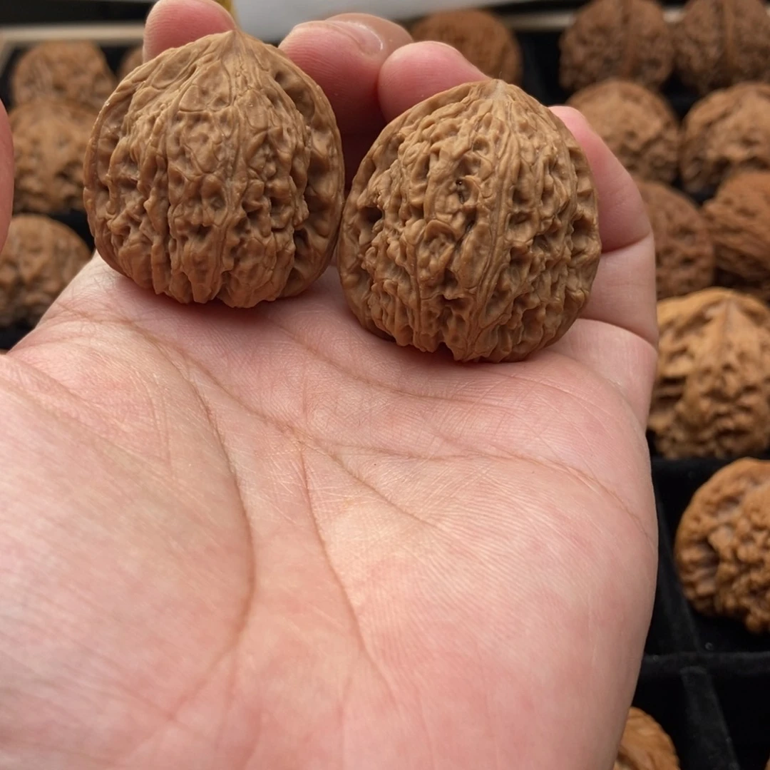 文玩核桃把件凹底南疆石