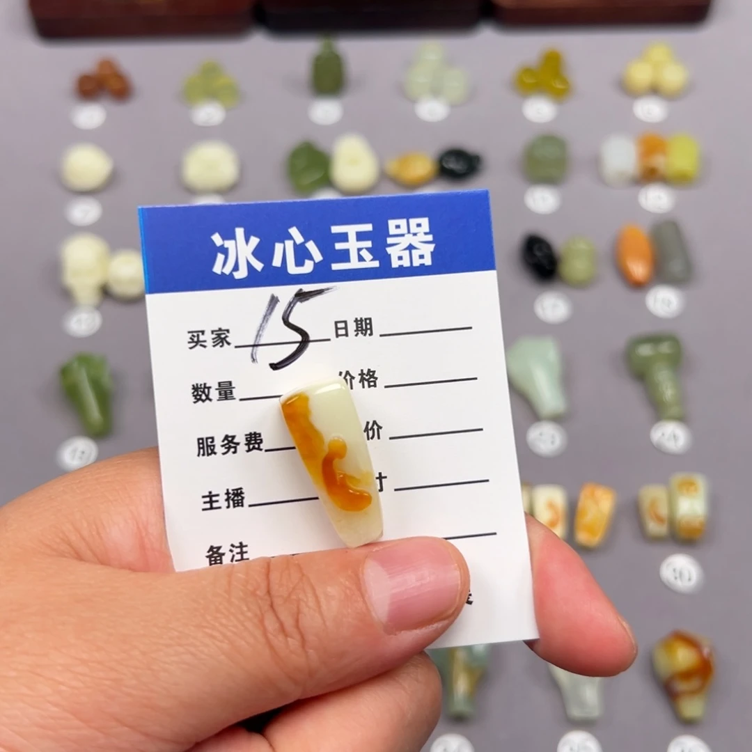 蛇纹石玉未镶嵌颈饰马**驾