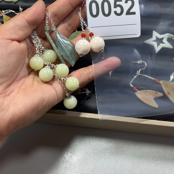 蛇纹石玉合金耳饰栗*