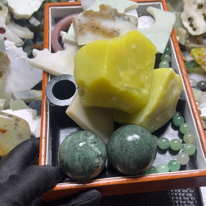 和田玉未镶嵌颈饰家*
