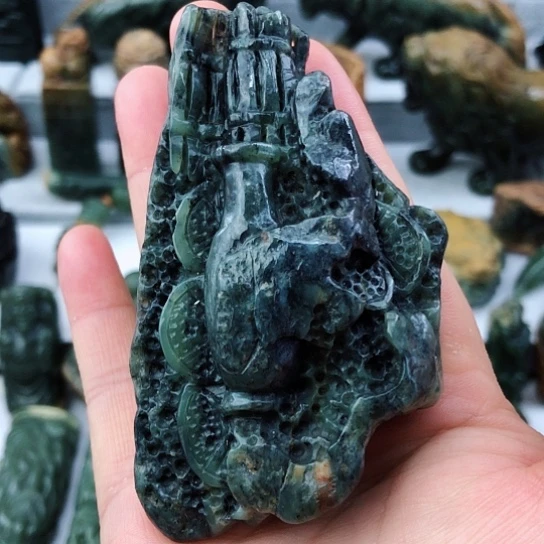 未镶嵌岫岩河磨玉（透闪石质玉）把件