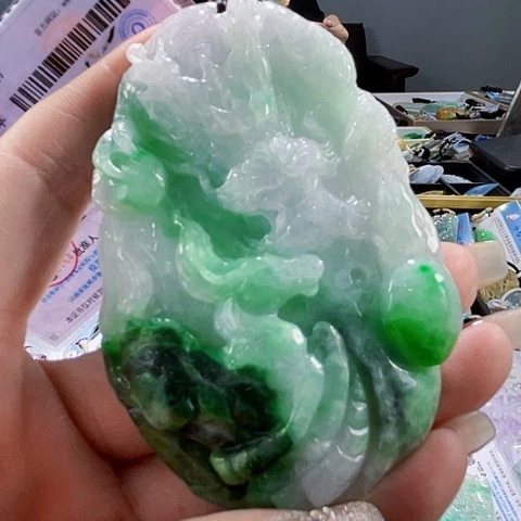 翡翠未镶嵌颈饰一个