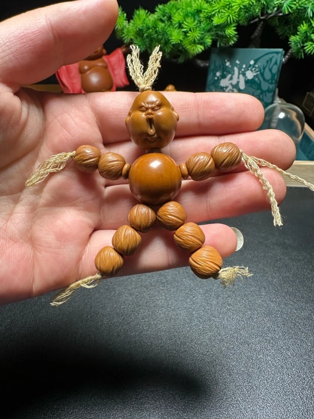 橄榄核雕刻百态小人手把件