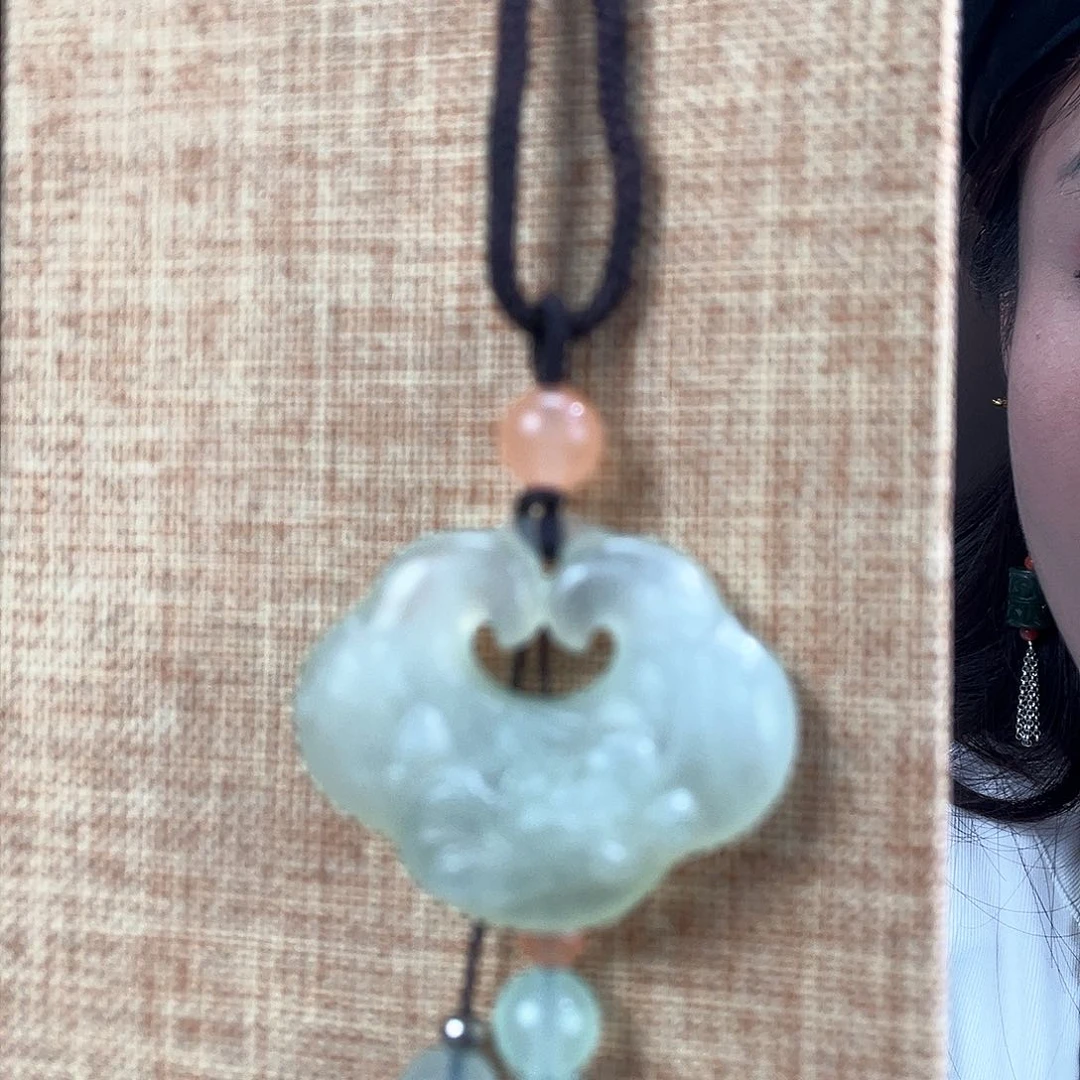 蛇纹石玉颈饰未镶嵌