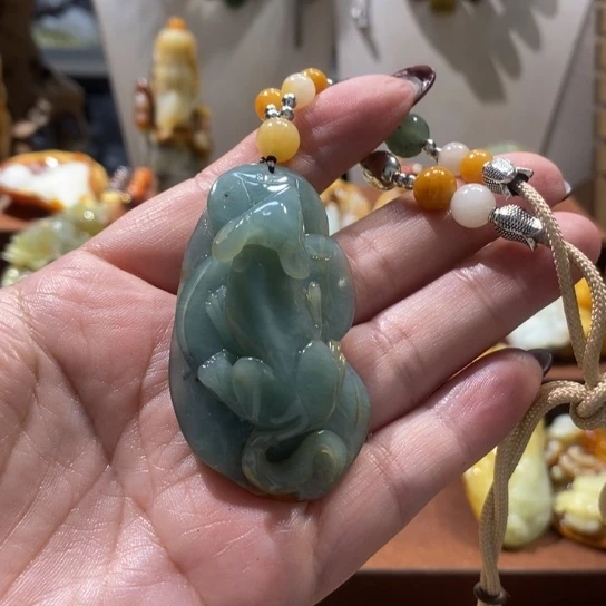 蛇纹石玉未镶嵌颈饰