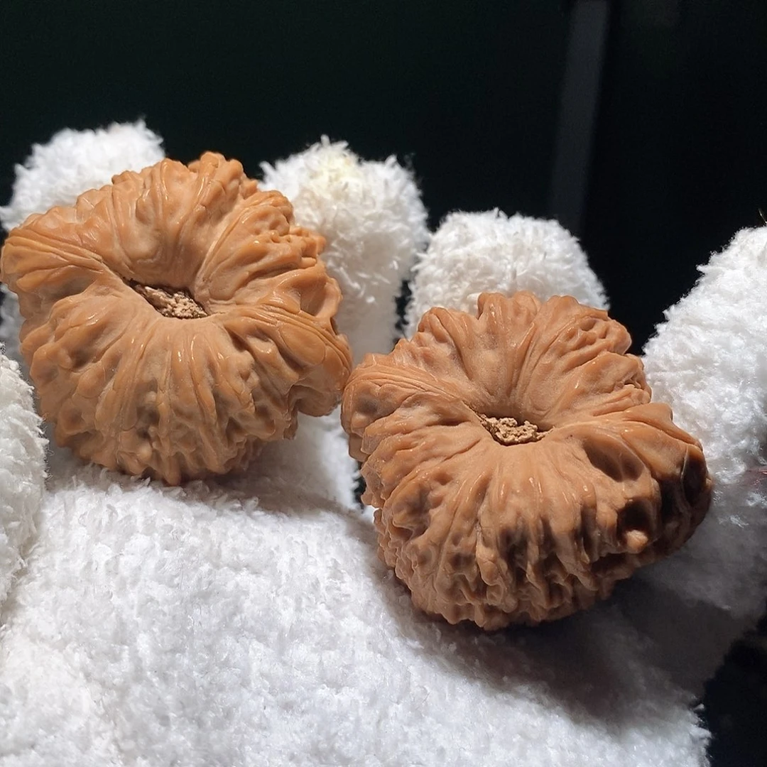 文玩核桃把件46凹底南疆石