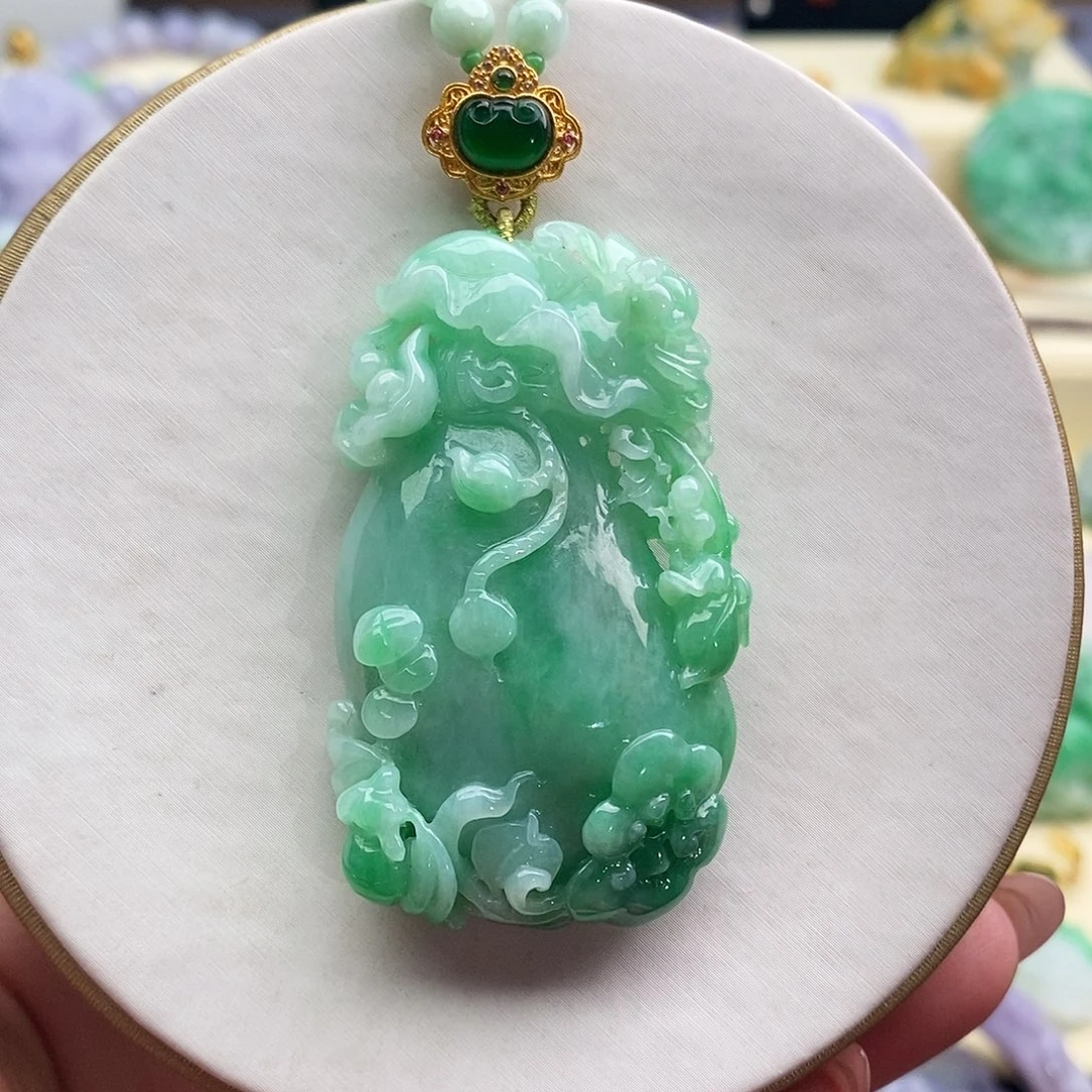 翡翠未镶嵌吊坠(赠链)