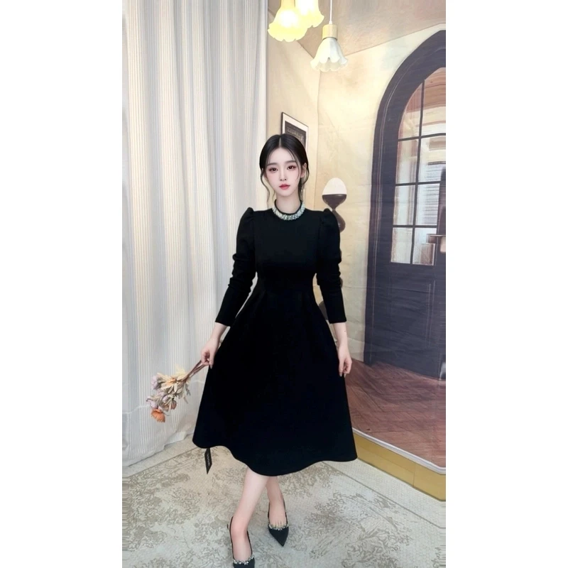 春季新款气质赫本风长款连衣裙显瘦收腰百搭冬季过膝小黑裙W