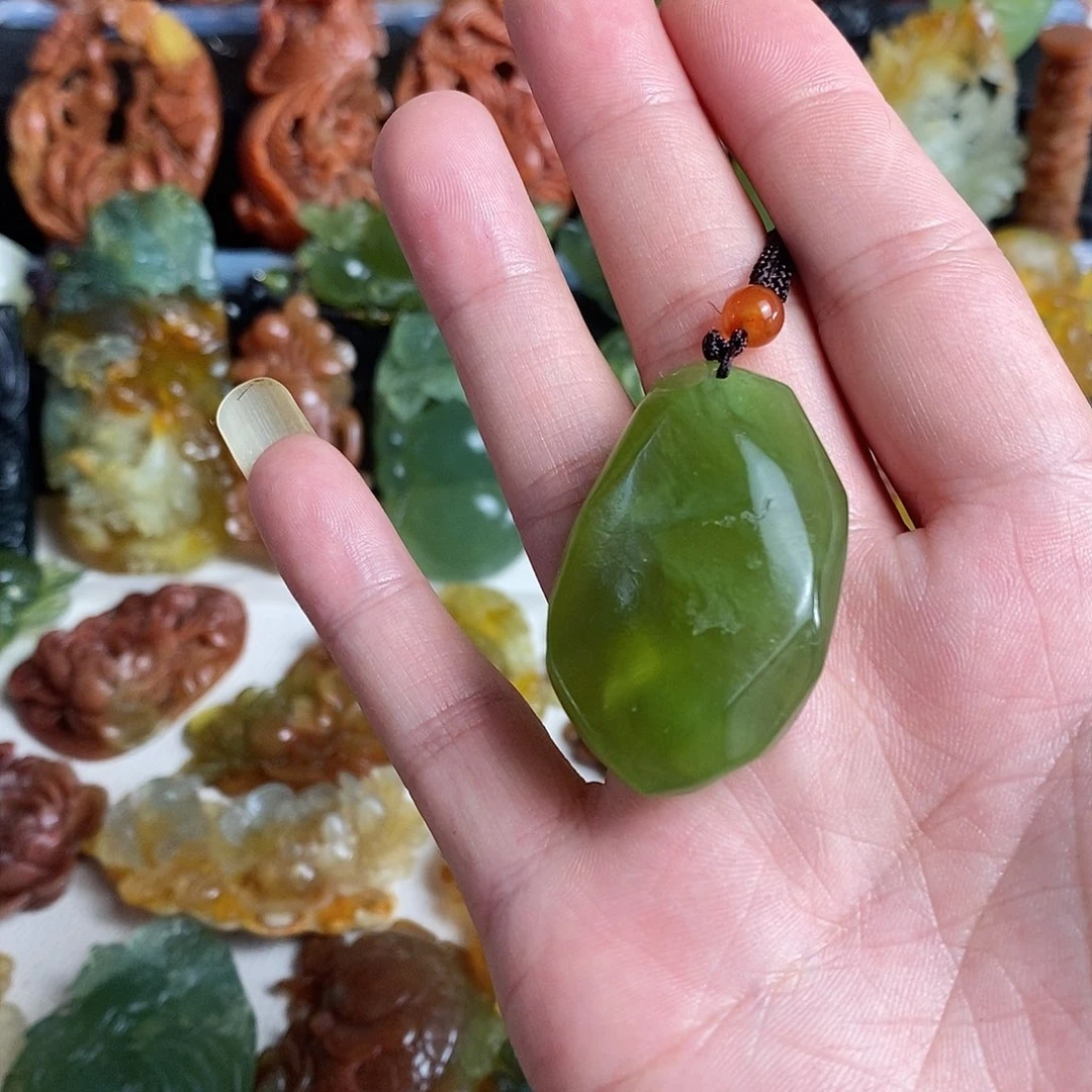 蛇纹石玉未镶嵌颈饰