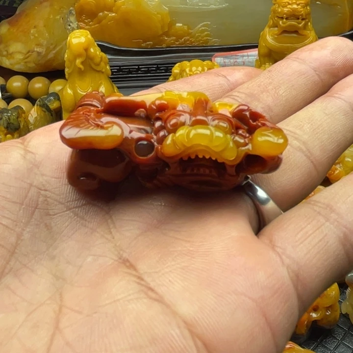 石英质玉（黄龙玉）挂件合金任*