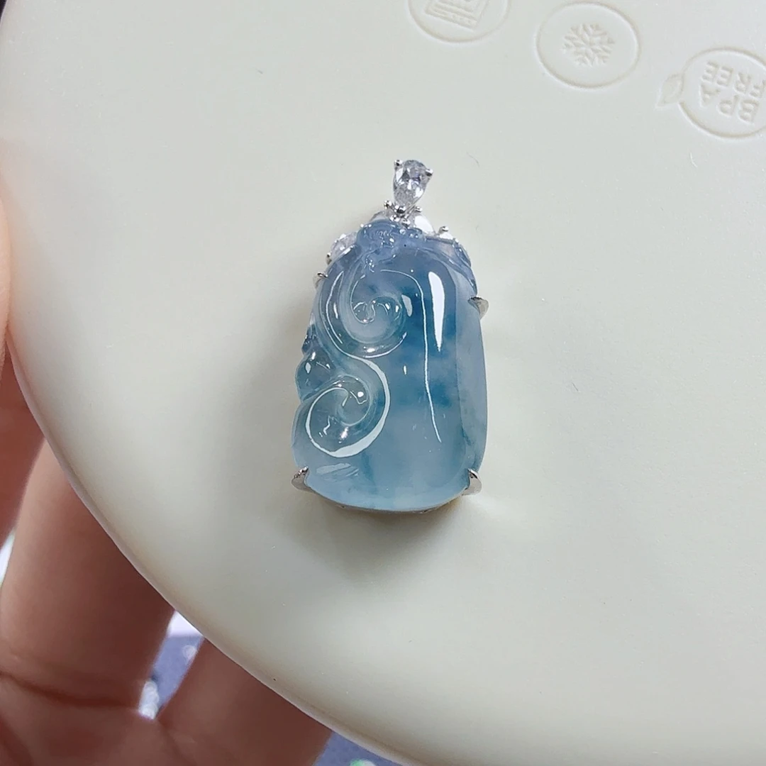 翡翠18K金镶嵌颈饰如意