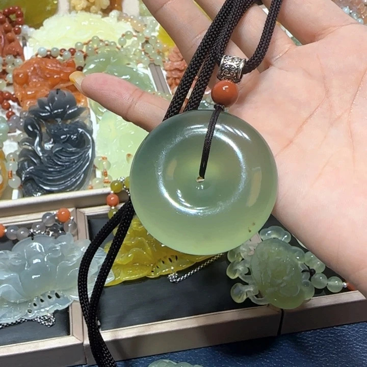 未镶嵌蛇纹石玉吊坠